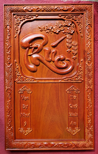 1 trong 10 mẫu lịch gỗ treo tường đẹp - khắc hình ảnh Phúc Thọ
